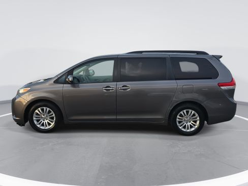 Used 2011 Toyota Sienna XLE image 8