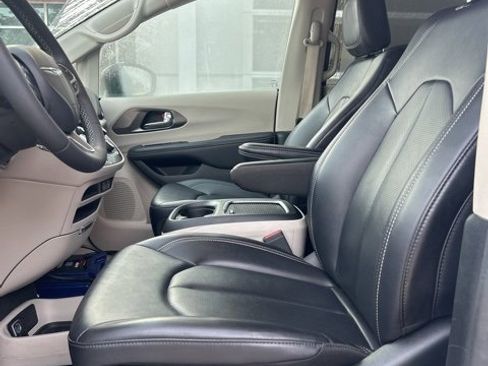 Used 2024 Chrysler Pacifica Touring-L image 8