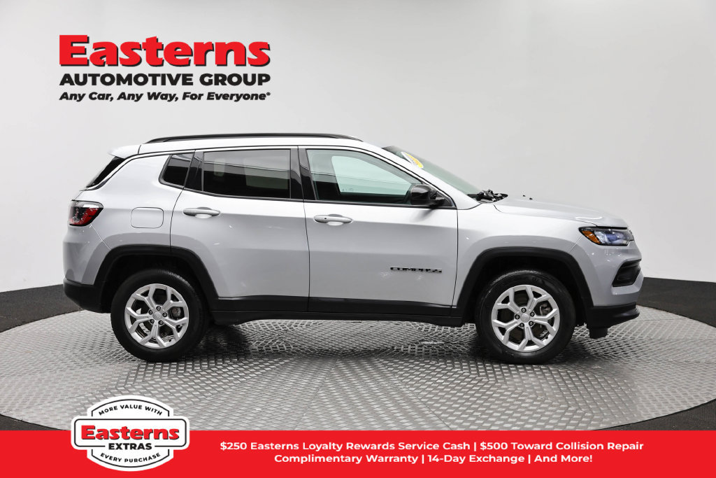 Used 2024 Jeep Compass Latitude AWD/4WD image 5