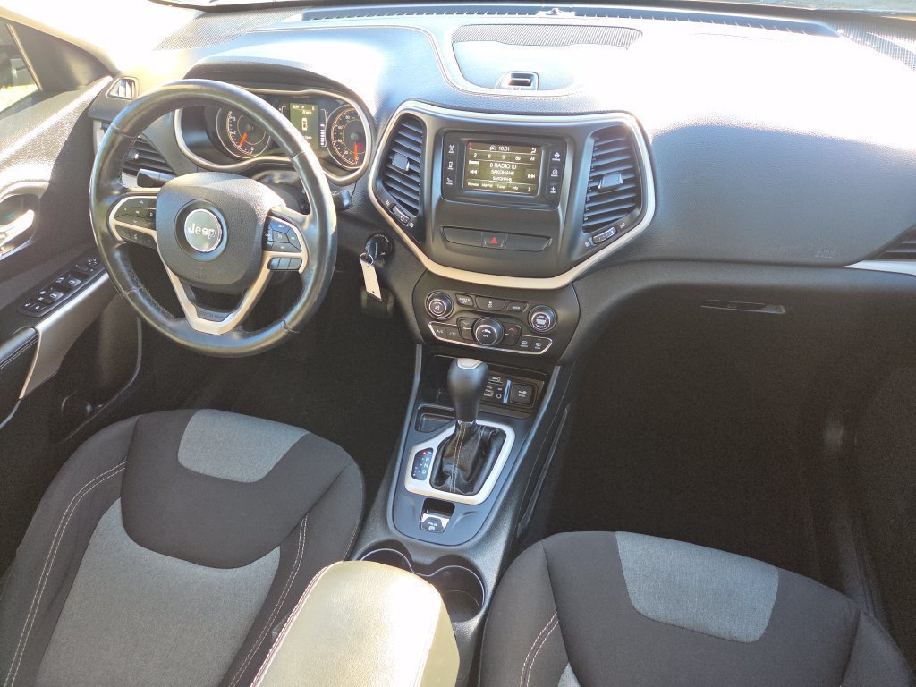 Used 2018 Jeep Cherokee Latitude w/ Altitude Package FWD image 10