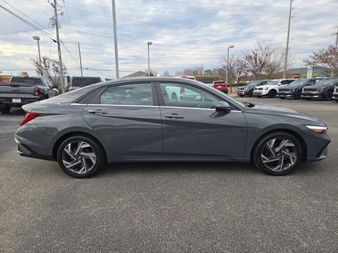 Used 2025 Hyundai Elantra SEL image 5