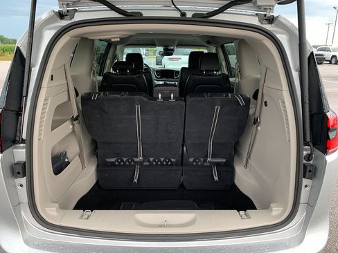 Used 2024 Chrysler Pacifica Touring-L FWD image 22