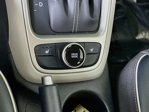 Used 2023 Hyundai Venue Limited image 20