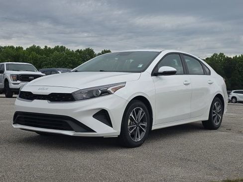 Used 2023 Kia Forte LXS w/ LXS Technology Package FWD image 2