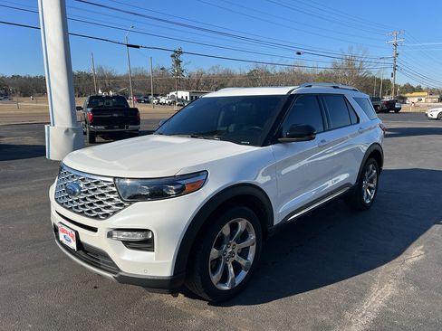 Used 2020 Ford Explorer Platinum w/ Premium Technology Package image 2
