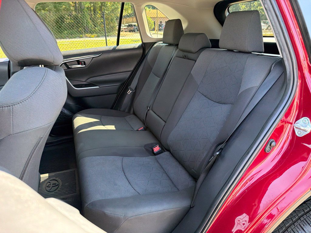 Used 2022 Toyota RAV4 XLE AWD/4WD image 17