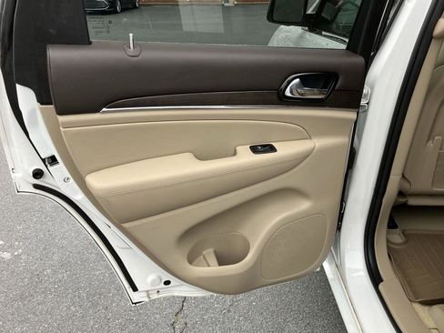 Used 2020 Jeep Grand Cherokee Overland AWD/4WD image 24