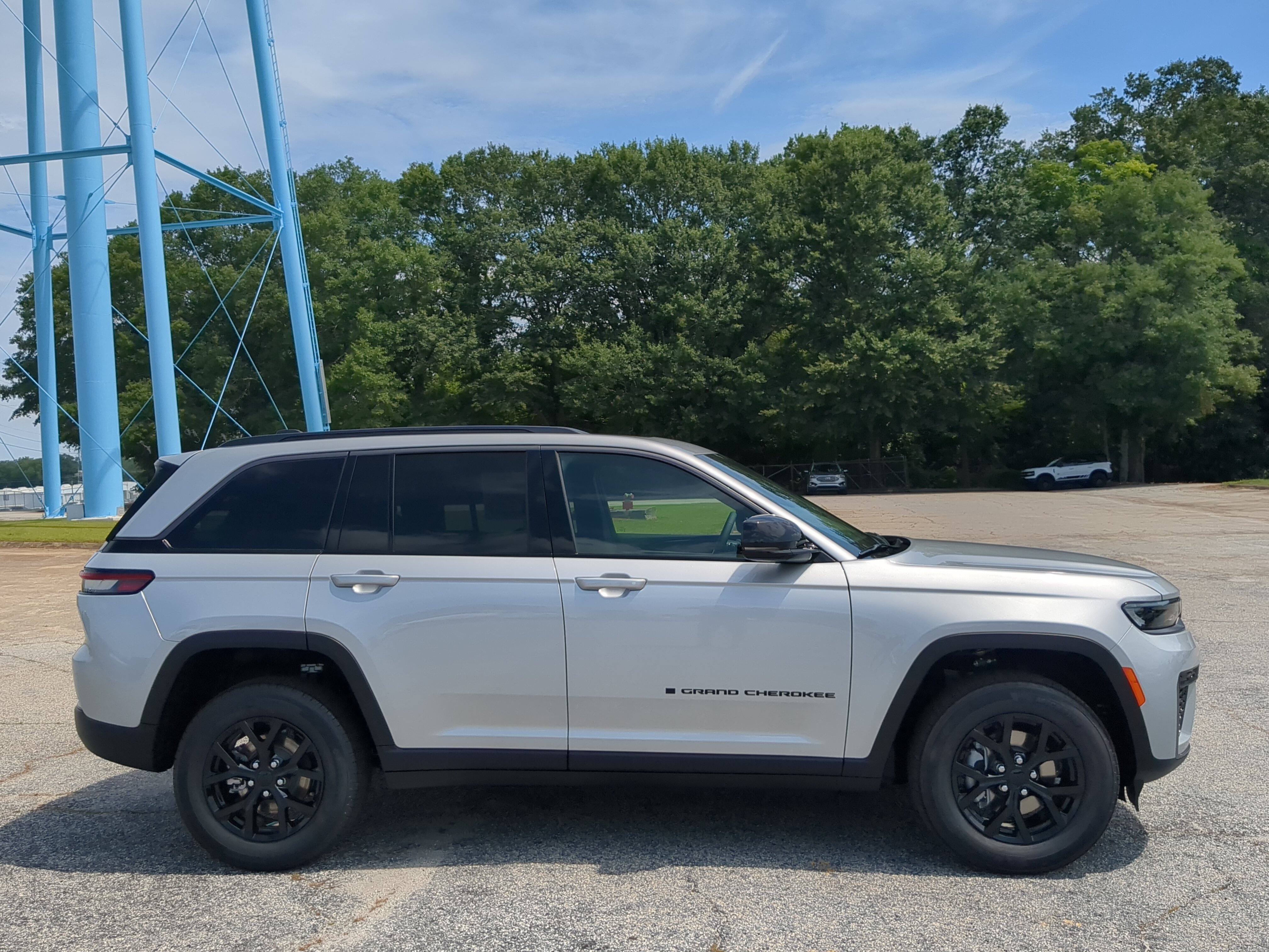 New 2026 Jeep Grand Cherokee Altitude RWD image 2