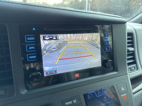 Used 2017 Toyota Sienna Limited Premium image 5