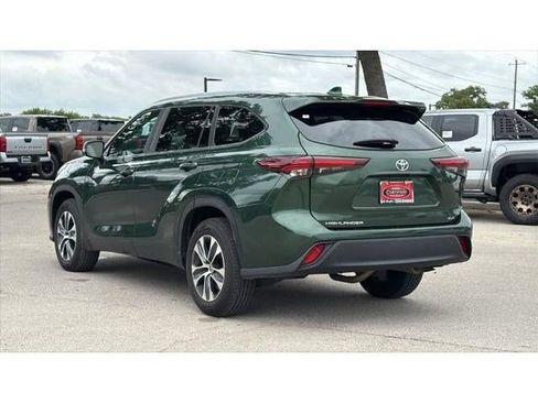 Used 2024 Toyota Highlander XLE FWD image 9