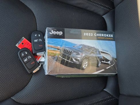 Used 2022 Jeep Cherokee Latitude Lux AWD/4WD image 11