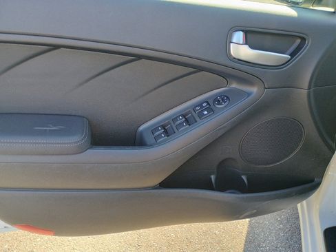 Used 2017 Kia Forte LX image 10