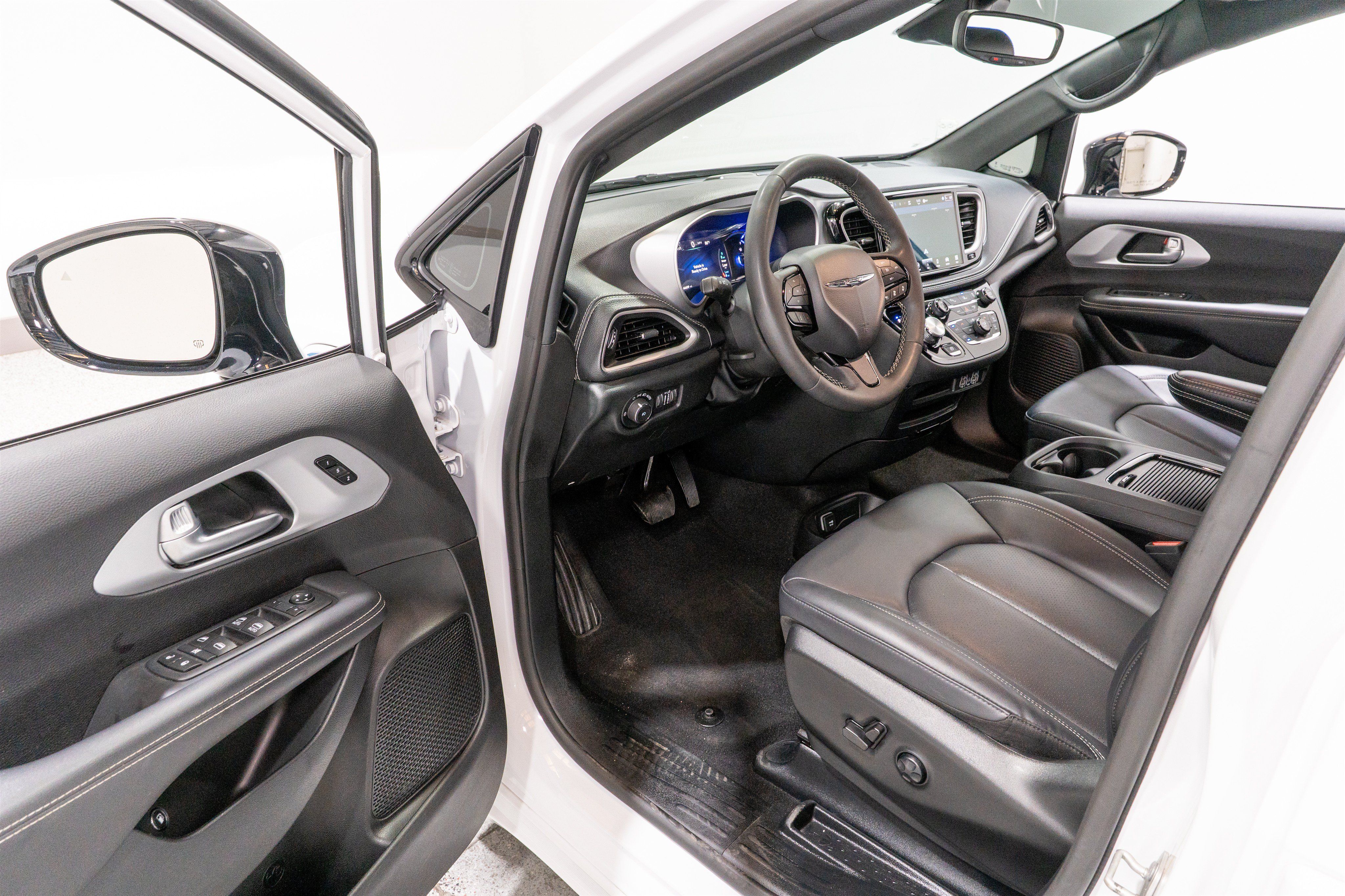 Used 2024 Chrysler Pacifica Limited FWD image 12