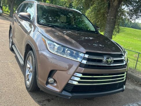 Used 2018 Toyota Highlander Limited FWD image 1