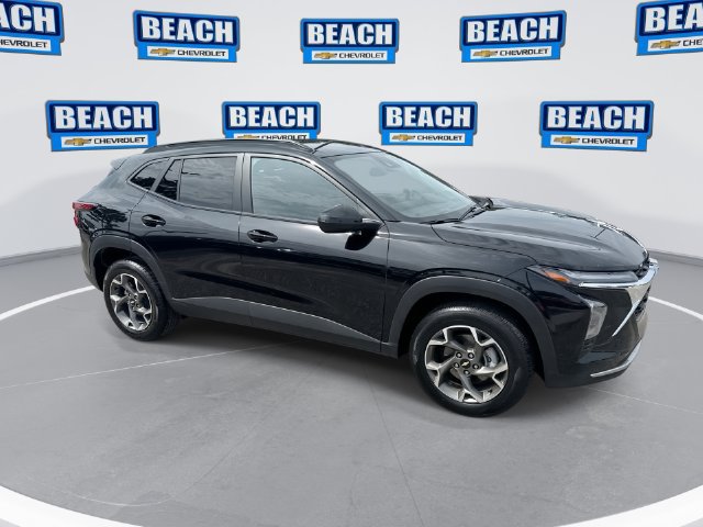 Used 2026 Chevrolet Trax LT FWD image 2