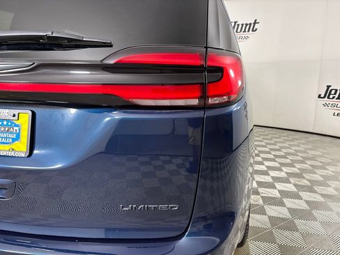 Used 2025 Chrysler Pacifica Limited FWD image 37