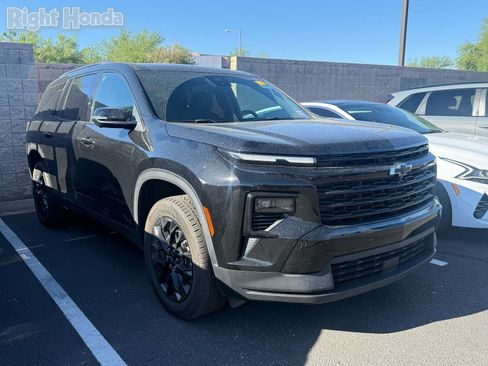 Used 2025 Chevrolet Traverse LT w/ Midnight/Sport Edition image 5