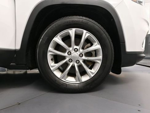 Used 2019 Jeep Cherokee Latitude w/ Popular Appearance Group image 16