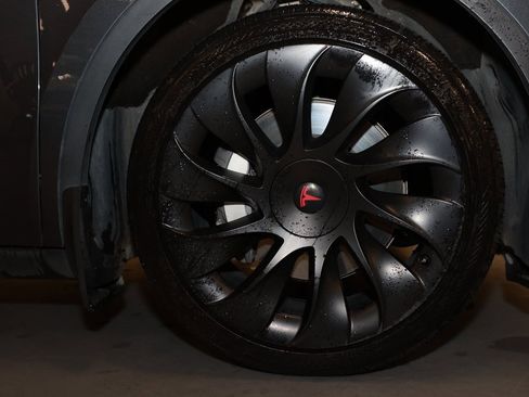 Used 2022 Tesla Model Y Long Range image 28