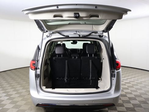 Used 2024 Chrysler Pacifica Touring-L image 16