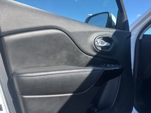 Used 2020 Jeep Cherokee Latitude Plus image 27