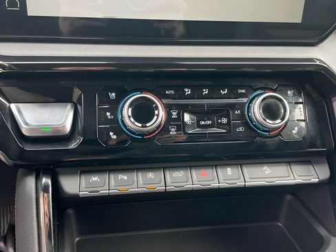 Used 2024 GMC Sierra 1500 AT4 w/ Technology Package image 28