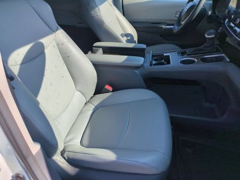 Used 2023 Toyota Sienna XLE FWD image 35