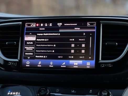 Used 2022 Chrysler Pacifica Touring-L image 35