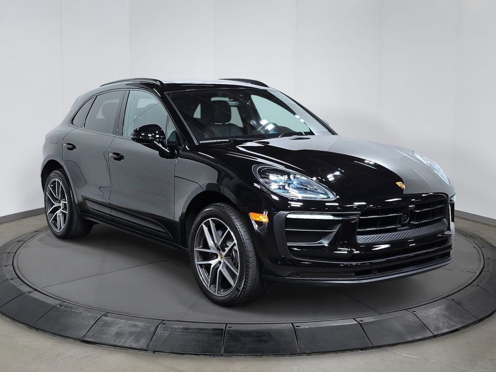 Certified 2026 Porsche Macan AWD/4WD image 9