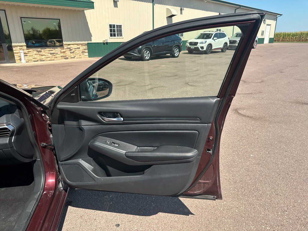 Used 2025 Nissan Altima 2.5 SV AWD/4WD image 29