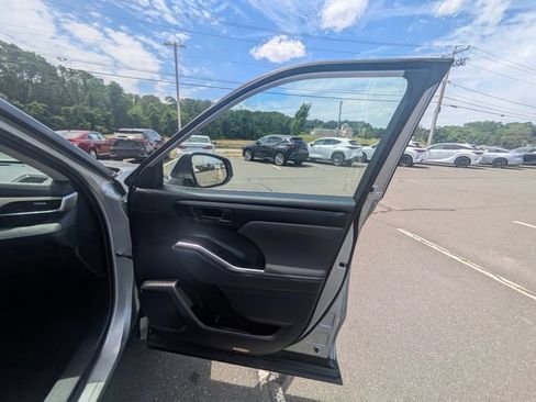 Used 2023 Toyota Highlander LE AWD/4WD image 17