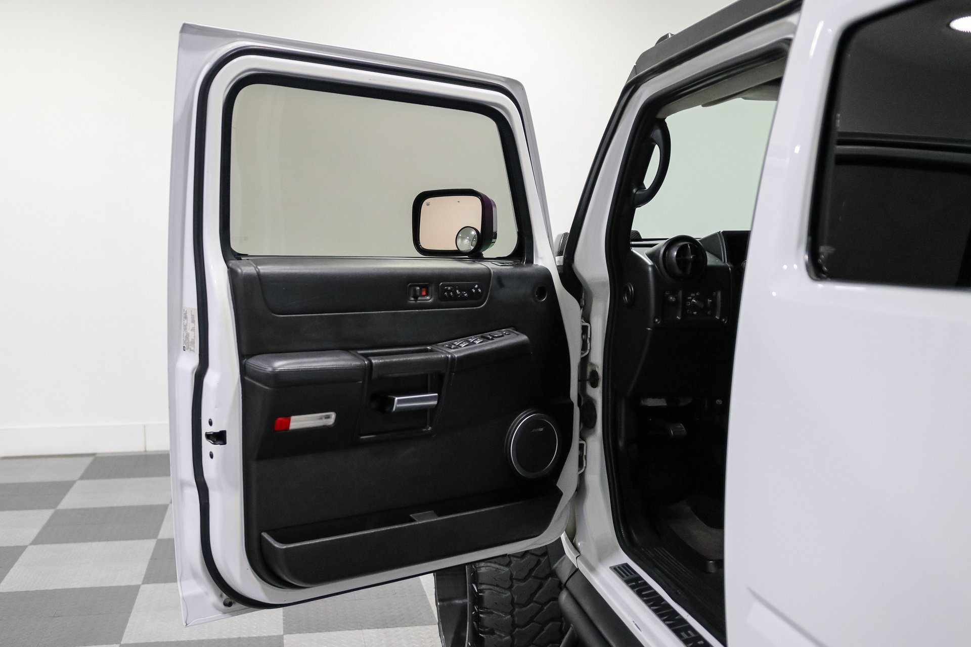Used 2005 HUMMER H2 w/ Preferred Equipment Group AWD/4WD image 9