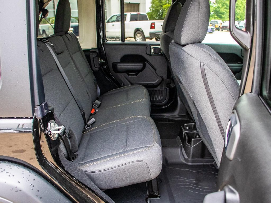 Used 2025 Jeep Wrangler Unlimited Sport AWD/4WD image 19