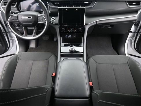 Used 2024 Jeep Grand Cherokee Laredo image 23