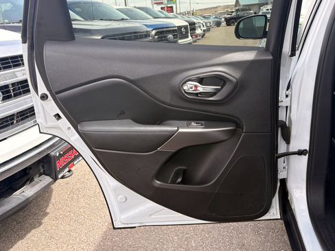 Used 2019 Jeep Cherokee Latitude Plus image 12