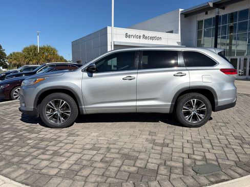 Used 2018 Toyota Highlander LE image 11