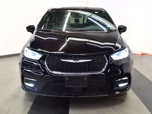 Used 2025 Chrysler Pacifica Select FWD image 3