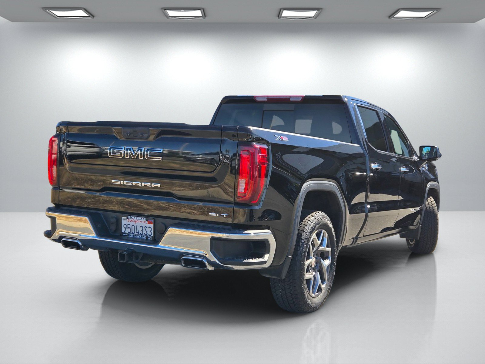 Used 2023 GMC Sierra 1500 SLT w/ SLT Premium Package AWD/4WD image 4