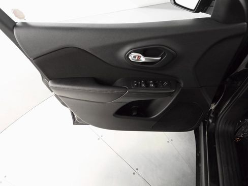 Used 2015 Jeep Cherokee Latitude image 9