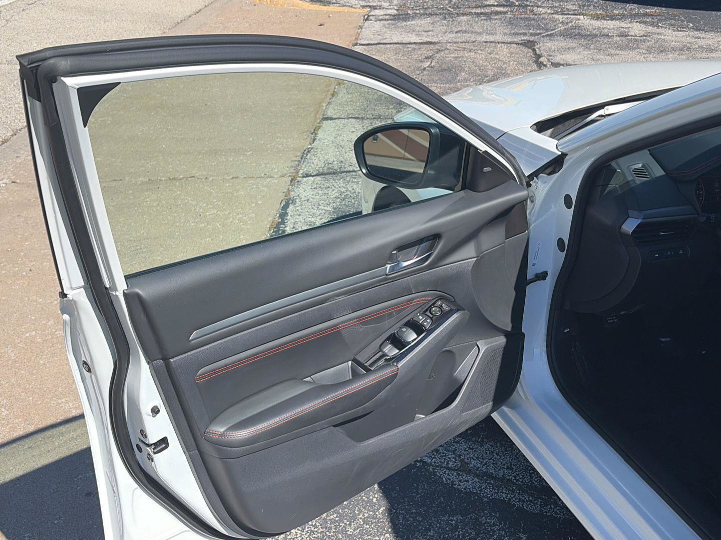Used 2023 Nissan Altima 2.5 SR FWD image 9