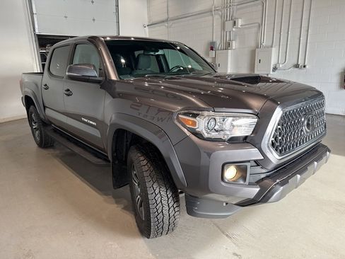 Used 2019 Toyota Tacoma TRD Sport image 3