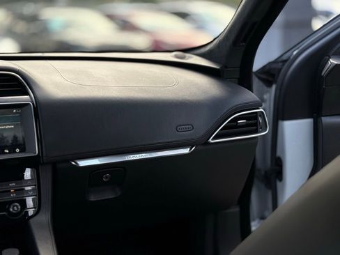 Used 2019 Jaguar F-PACE Prestige image 20