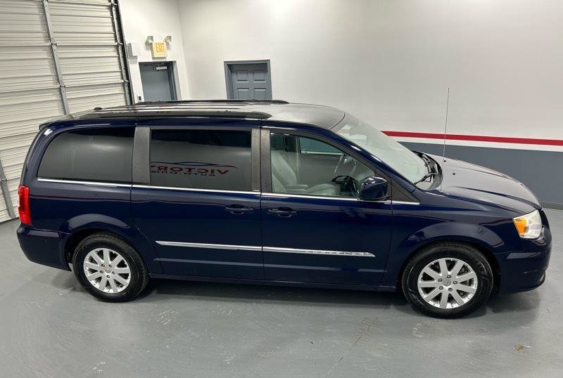 Used 2013 Chrysler Town & Country Touring FWD image 9