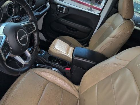 Used 2019 Jeep Wrangler Unlimited Sahara image 11