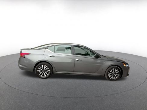 Used 2025 Nissan Altima 2.5 SV FWD image 12