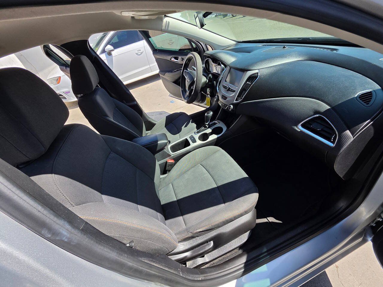 Used 2018 Chevrolet Cruze LS FWD image 33
