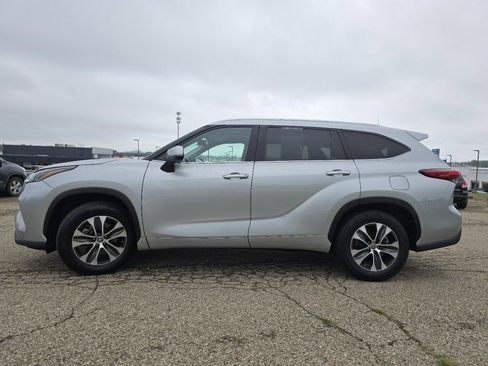 Used 2021 Toyota Highlander XLE FWD image 18