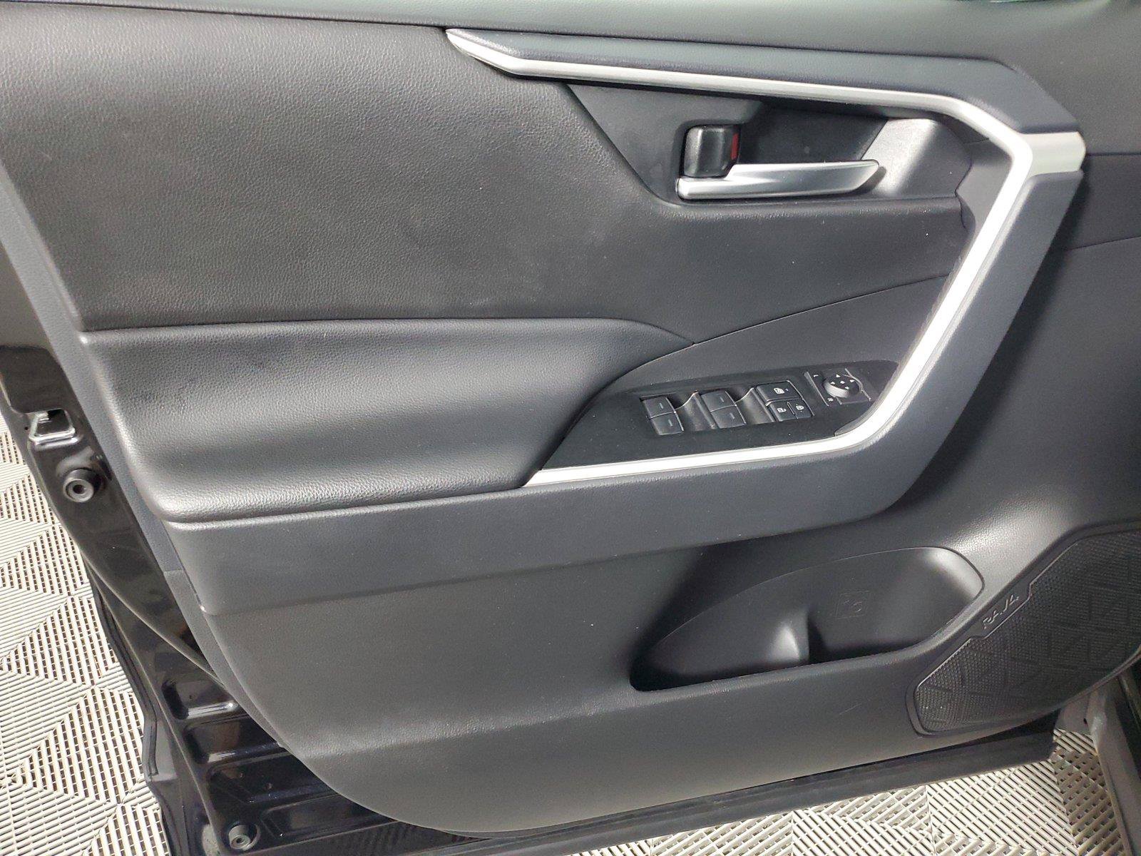 Used 2025 Toyota RAV4 XLE FWD image 18