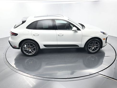 Certified 2025 Porsche Macan AWD/4WD image 42