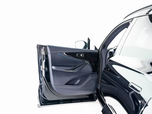 Used 2025 Aston Martin DBX 707 image 10